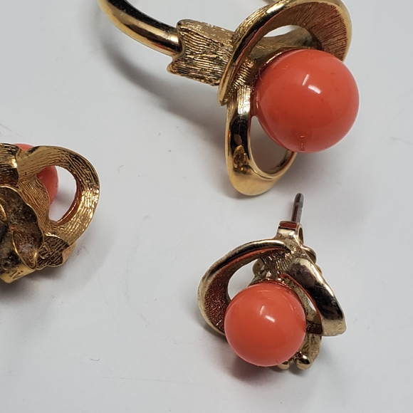 Vintage Avon ring and matching earrings - Picture 2 of 5